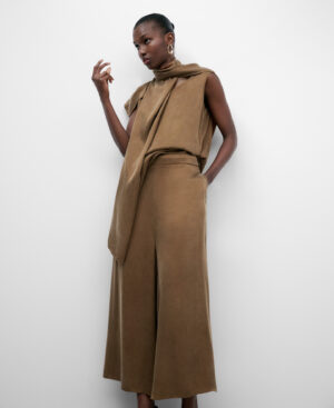 Total look monocolor asimétrico