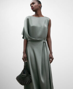 Vestido cóctel manga asimétrica