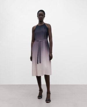 Vestido plisado en poliéster reciclado