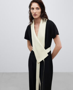 Mono blanco y negro mujer