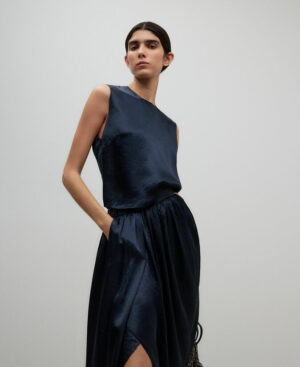 Total look monocolor falda fruncida