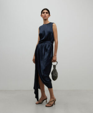 Total look monocolor falda fruncida